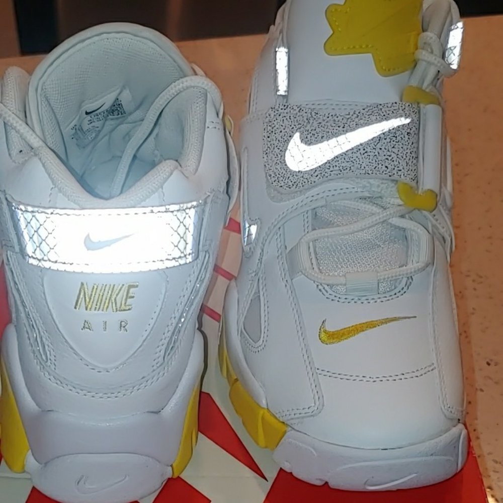 WOMENS SIZE 7 YELLLOW AND BLACK NIKE BARRAGE